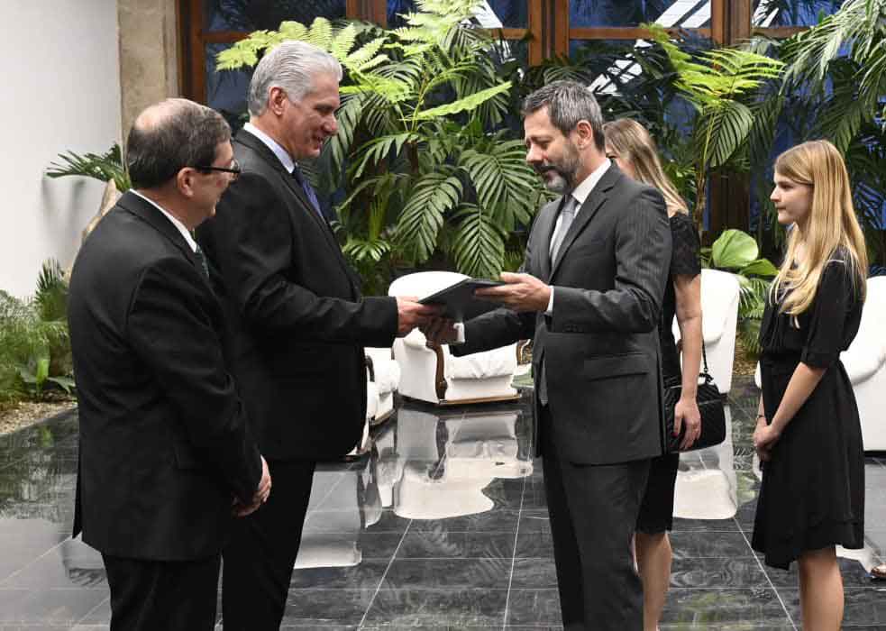 Recibe Díaz-Canel cartas credenciales de nuevos embajadores