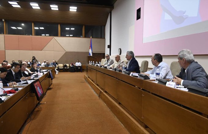 Presidente cubano asiste a debates del Encuentro Internacional de Publicaciones Teóricas de Izquierda