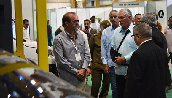 Intercambia Díaz-Canel con asistentes a Feria de Energías Renovables