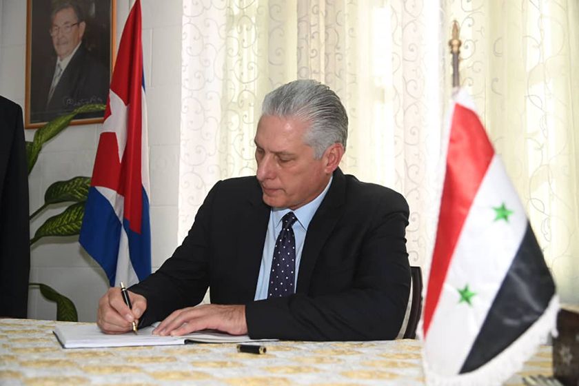 Firma Díaz-Canel en Embajada siria libro de condolencias