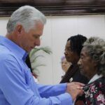 Asiste presidente cubano a condecoración de mujeres destacadas