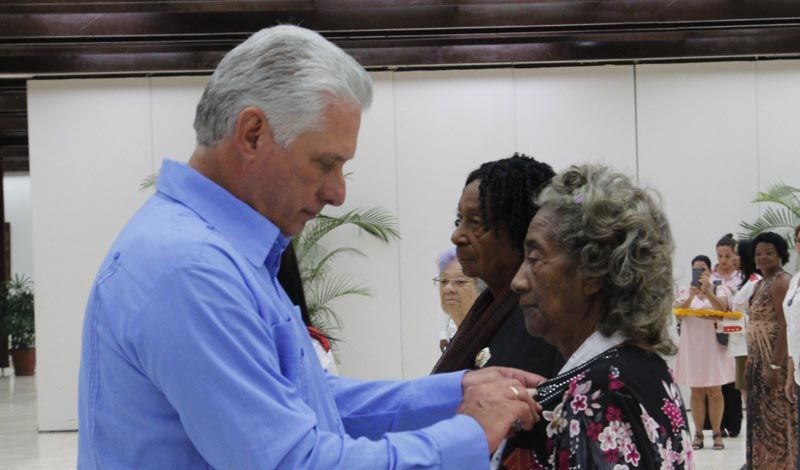 Asiste presidente cubano a condecoración de mujeres destacadas