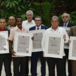 Condecora presidente cubano a Héroes del Trabajo de la República