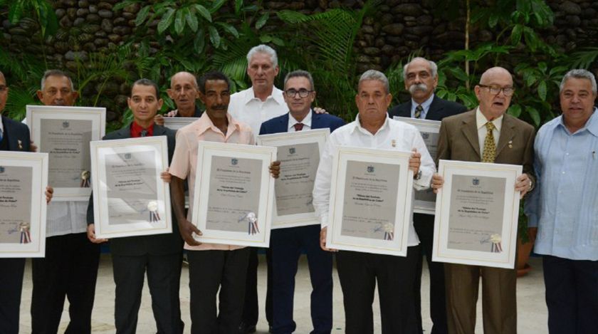 Condecora presidente cubano a Héroes del Trabajo de la República