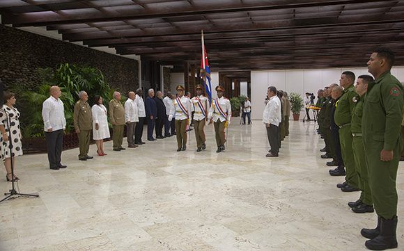 Presidente cubano condecora a participantes en extinción de incendio