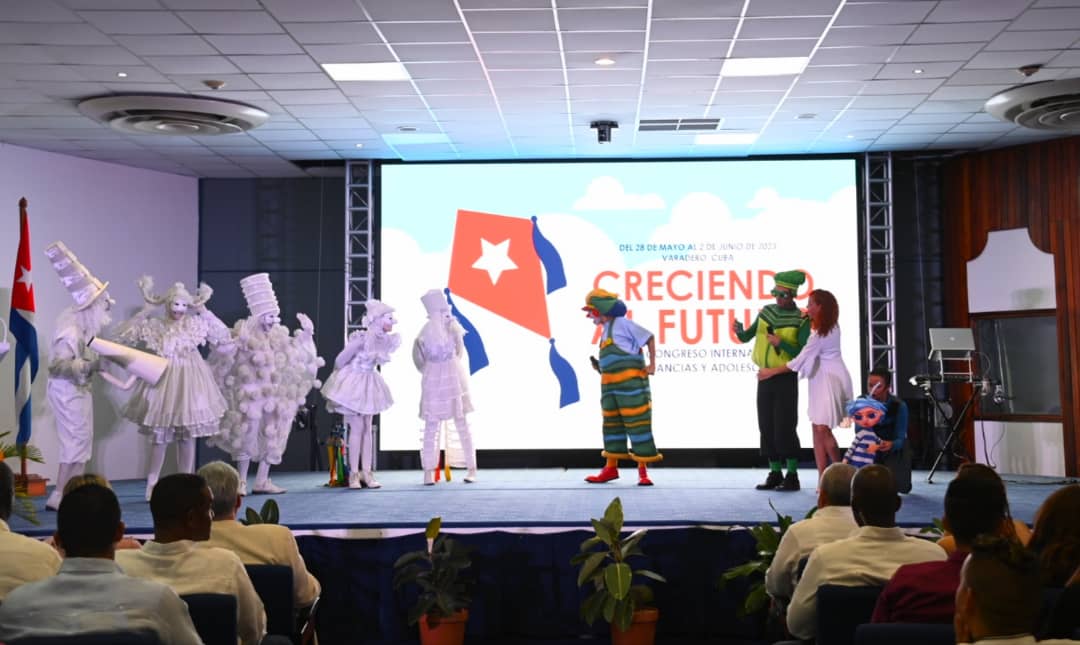 Asiste presidente de Cuba a clausura de congreso sobre Infancia