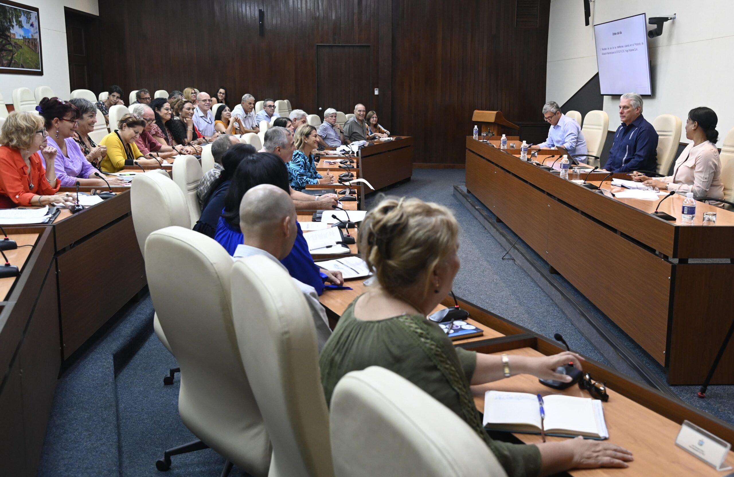 Encabeza Díaz-Canel análisis centrado en uso de interferones cubanos