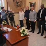 Firmó Díaz-Canel libro de condolencias en embajada venezolana