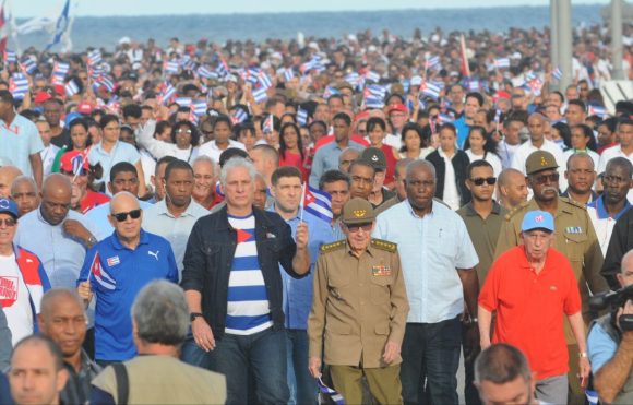 Encabezan Raúl y Díaz-Canel marcha del pueblo combatiente (+ fotos)