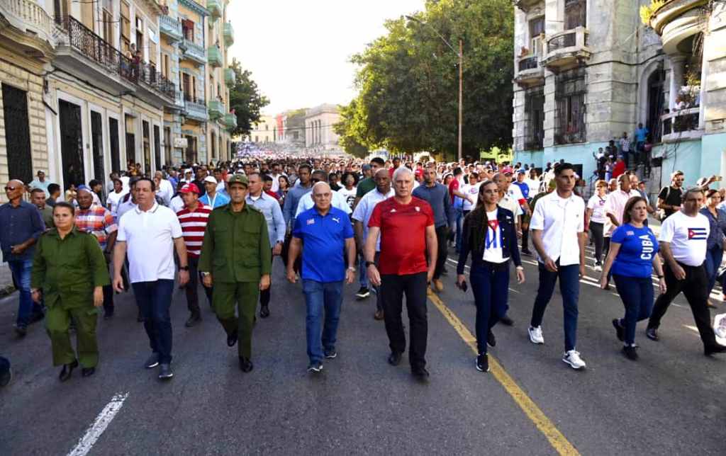 Lidera presidente cubano marcha en homenaje a fusilados estudiantes de Medicina
