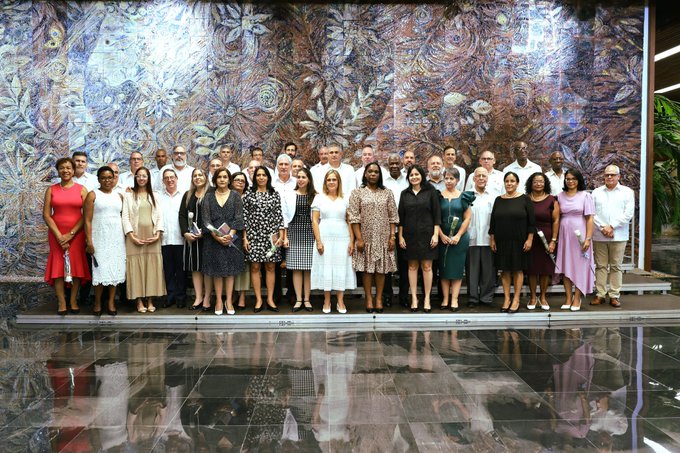 Juran nuevos embajadores en ceremonia encabezada por presidente cubano