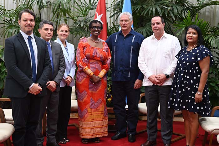 Recibe presidente cubano a funcionaria de ONUSIDA