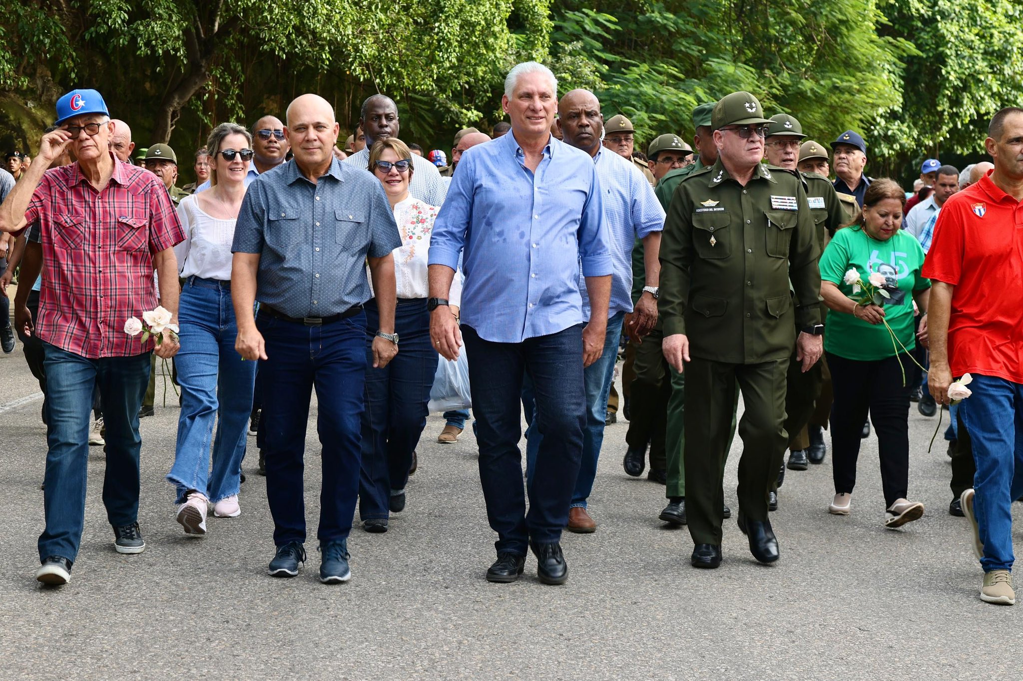 Participa Díaz-Canel en peregrinación en tributo a Camilo Cienfuegos