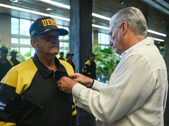Reconoce Díaz-Canel a rescatistas cubanos por su labor solidaria en Venezuela
