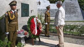 Presidente cubano rinde homenaje a Fidel en Santa Ifigenia