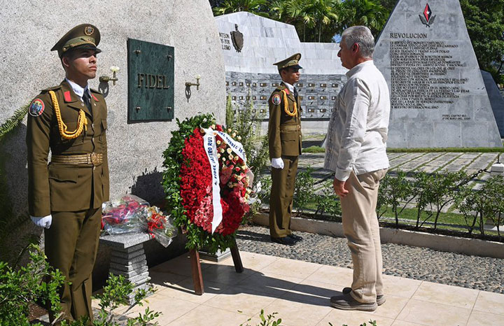 Presidente cubano rinde homenaje a Fidel en Santa Ifigenia