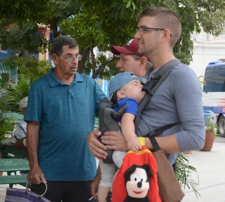 Padre e hijo matizan escenarios cotidianos. Foto: Oscar Alfonso Sosa.