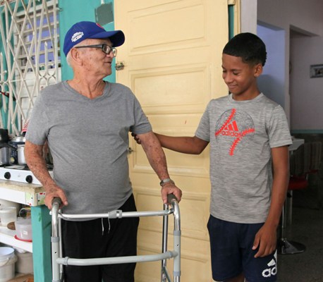 Abuelos y nietos, una compañía cotidiana. Foto: Oscar Alfonso Sosa.