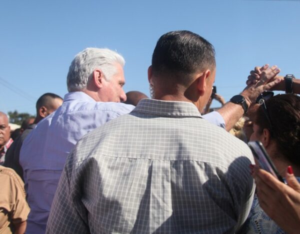 Díaz Canel saludó a pobladores del barrio en transformación Félix Salabarría. Foto: Oscar Alfonso Sosa.