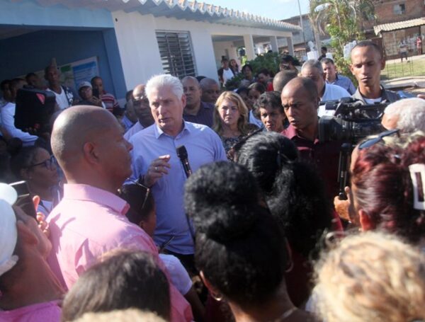 Un motivado diálogo tuvo lugar entre el mandatario cubano (C, izquierda) y la población. Foto: Oscar Alfonso Sosa.