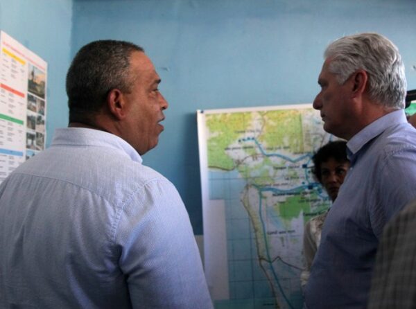 William Rodríguez Turiño (I), máximo dirigente partidista de Trinidad, explica al presidente cubano los detalles de la transformación del barrio Félix Salabarría. Foto: Oscar Alfonso Sosa.