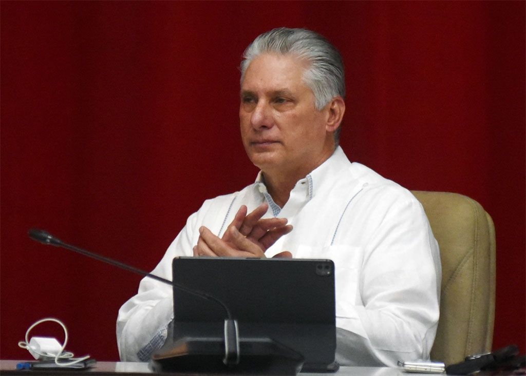 Participa presidente de Cuba en debates del parlamento