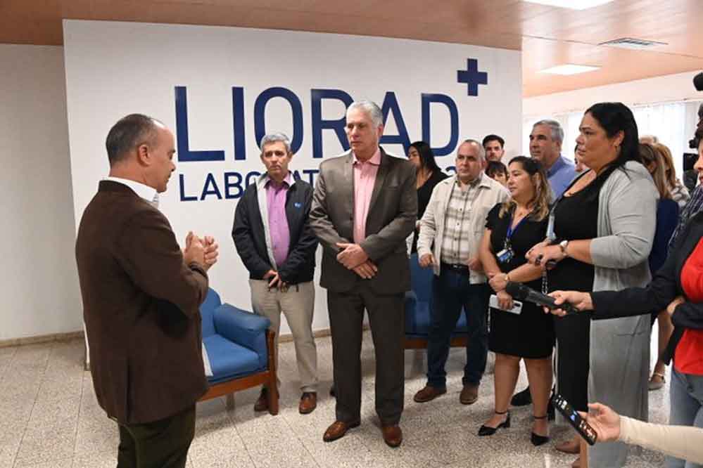 Presidente de Cuba recorre centros científicos del país