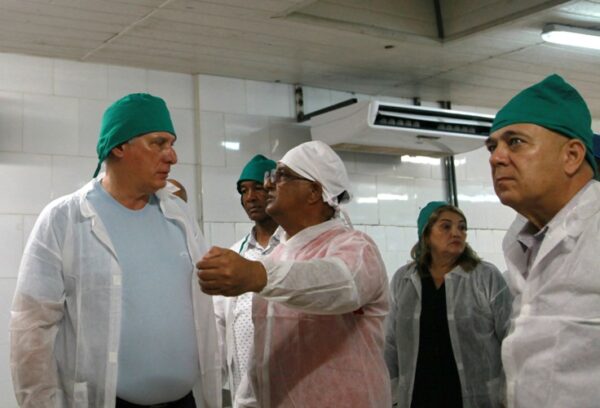 El mandatario cubano (I) inició su recorrido por el Combinado Cárnico de Sancti Spíritus. Foto: Oscar Alfonso Sosa.