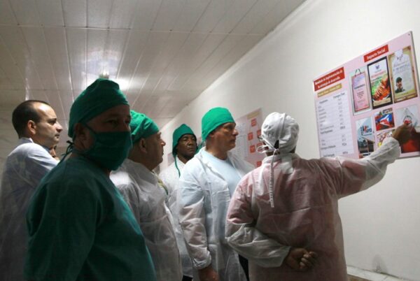 En el Combinado Cárnico Miguel Díaz-Canel (segundo de D a I) conoció alternativas que allí se materializan para sumar producciones. Foto: Oscar Alfonso Sosa.