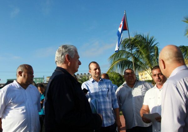 El mandatario cubano (D, primer plano) visitó también el organopónico El Gigante, de la ciudad espirituana. Foto: Oscar Alfonso Sosa.