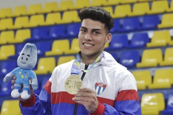 Espirituano Escobar, el mejor en barra fija en San Salvador 2023