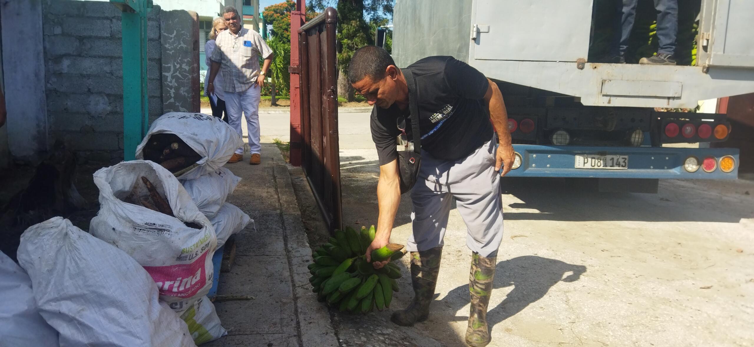 Donan campesinos de Cabaiguán alimentos al Hospital Provincial Camilo Cienfuegos
