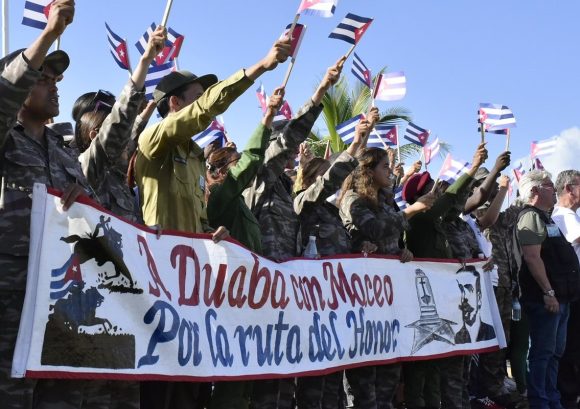 Presidente de Cuba lidera marcha cívica conmemorativa en Duaba