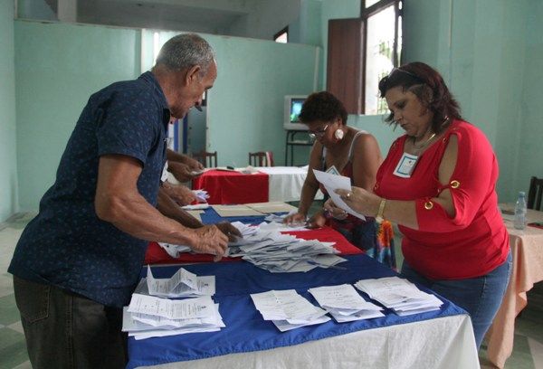 Concluido el escrutinio, toda Cuba espera los resultados del Referendo. Foto:  Oscar Alfonso Sosa.