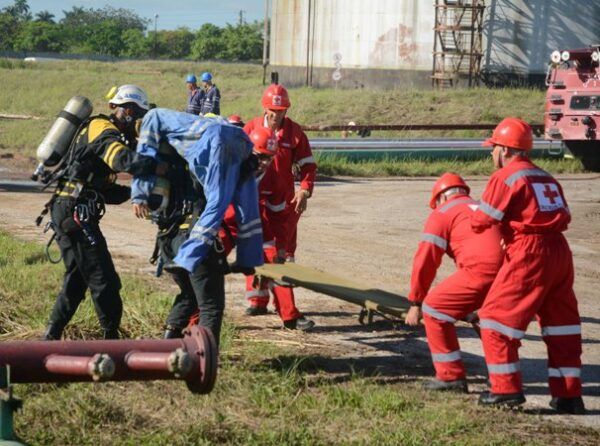 Los dos comandos de bomberos de Cabaiguán y personal de la Cruz Roja y Salud Pública mostraron conocimientos y habilidades para proteger vidas humanas y la instalación. Foto: Oscar Alfonso Sosa.