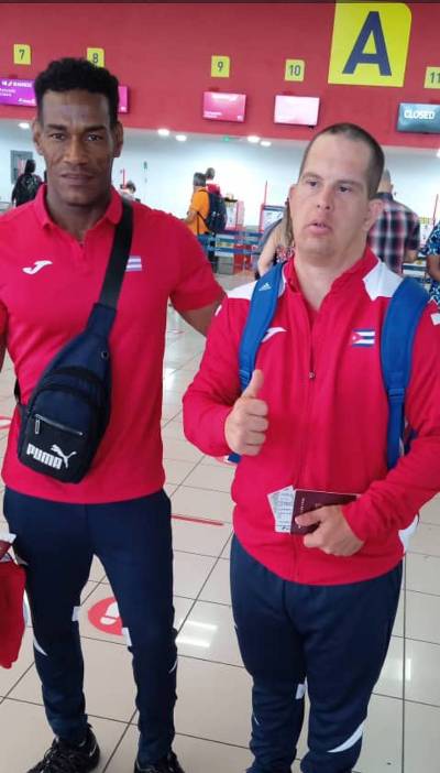 El atleta discapacitado espirituano Yoandy Beltrán junto a su entrenador Yoanky González.