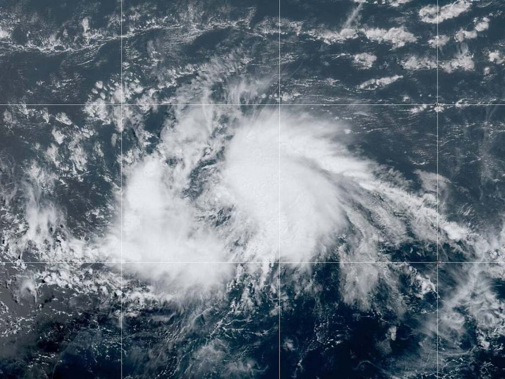 En movimiento por el Caribe onda tropical con abundantes lluvias