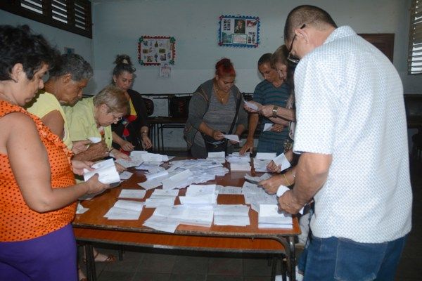 Las autoridades electorales proceden al procesamiento de las boletas, bajo la mirada de testigos del proceso. Foto:  Oscar Alfonso Sosa.
