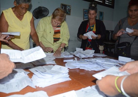 La atención pública se centra en el procesamiento de los datos derivados del escrutinio. Foto:  Oscar Alfonso Sosa.