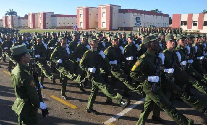 Felicita Raúl Castro a institución educativa militar de Cuba
