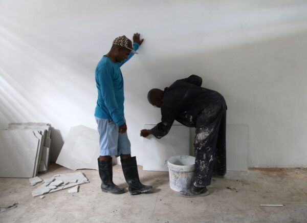 Los constructores trabajan para entregar en tiempo las aulas. Foto: Oscar Alfonso Sosa.