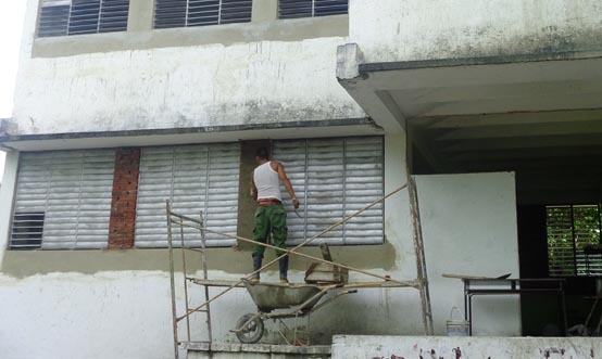 Constructores espirituanos se suman a preparativos del próximo curso escolar