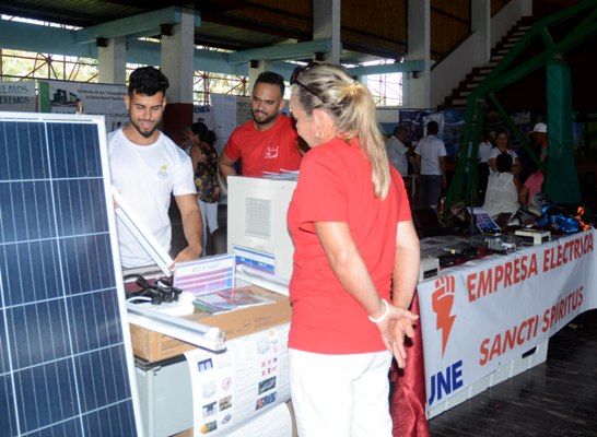 Ingenieros y técnicos de las entidades eléctricas revelaron  novedades en el evento. Foto: Oscar Alfonso Sosa.