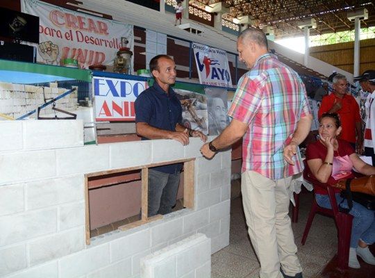 Yohan Romero Pérez (I), de la EMPROVA, en Yaguajay, sugiere alternativas para la construcción (Premio al innovador de mayor impacto económico en el pasado año). Foto: Oscar Alfonso Sosa.