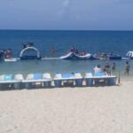 Parque acuático inflable en playa Ancón, opción recreativa para todo el año