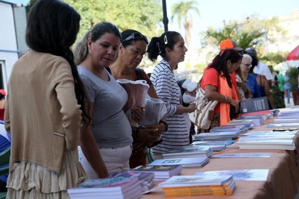 La ciudad se mueve entre libros. Foto: Oscar Alfonso Sosa.