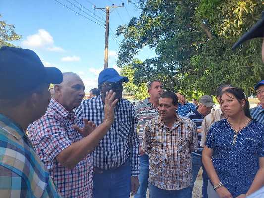 Salvador Valdés Mesa durante uno de sus recorridos por centros de interés económico de la provincia de Sancti Spíritus.