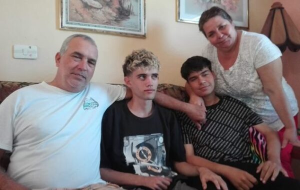 Los padres de Manolito reconocen la grandeza humana de Johnny. (Foto: Arelys García)