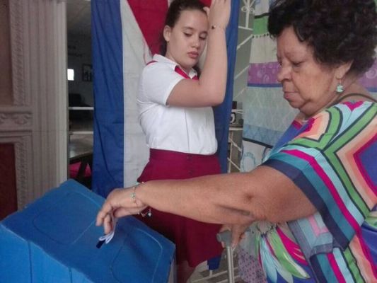 Olidia Martínez, bastón en mano, votó por no olvidar la historia, en las elecciones de marzo de 2023.