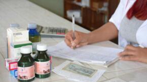 Reconocen en La Sierpe a trabajadores farmacéuticos